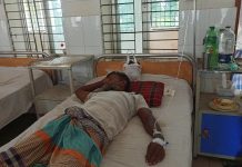 রূপগঞ্জে মানববন্ধনে অংশ নেওয়ায় দোকানের কর্মচারীকে পেটালো যুবদল নেতার ভাই